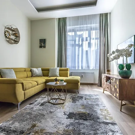 Charles Cityview - Bright, Central, Cozy Daire Budapeşte